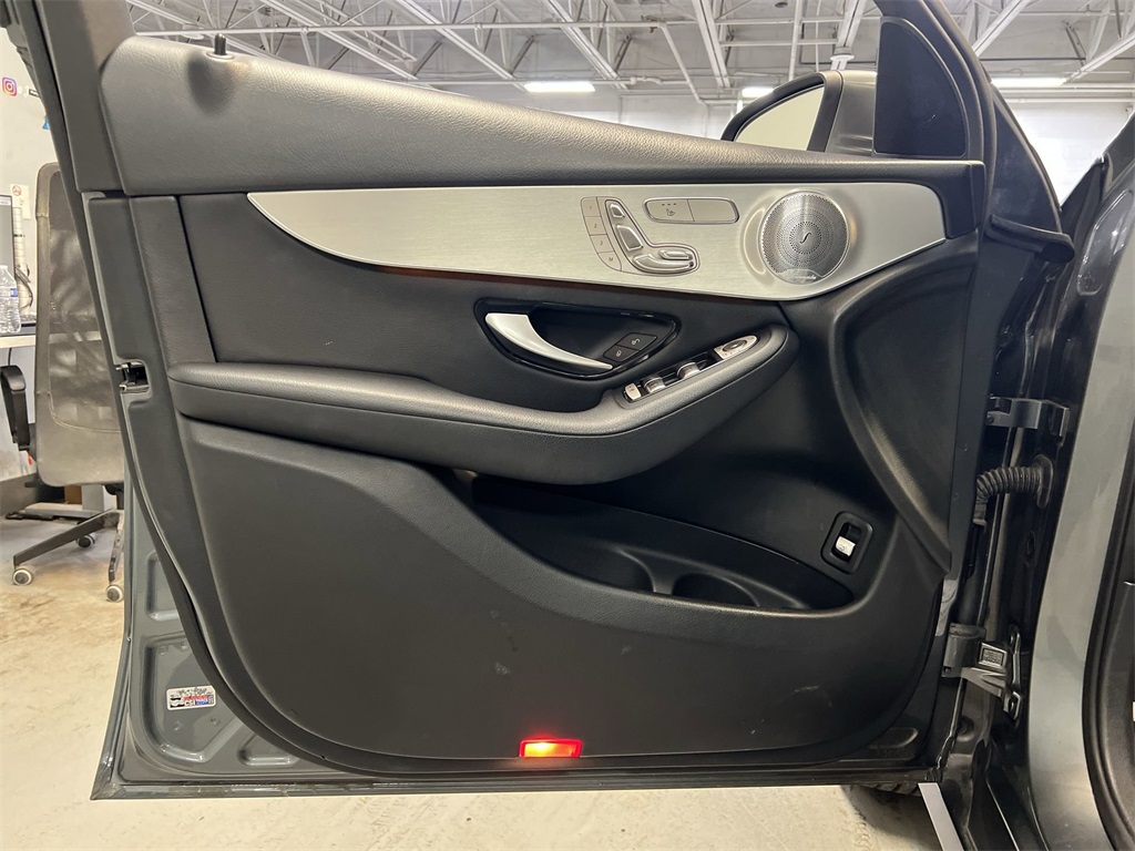 Vehicle image 21 of 33