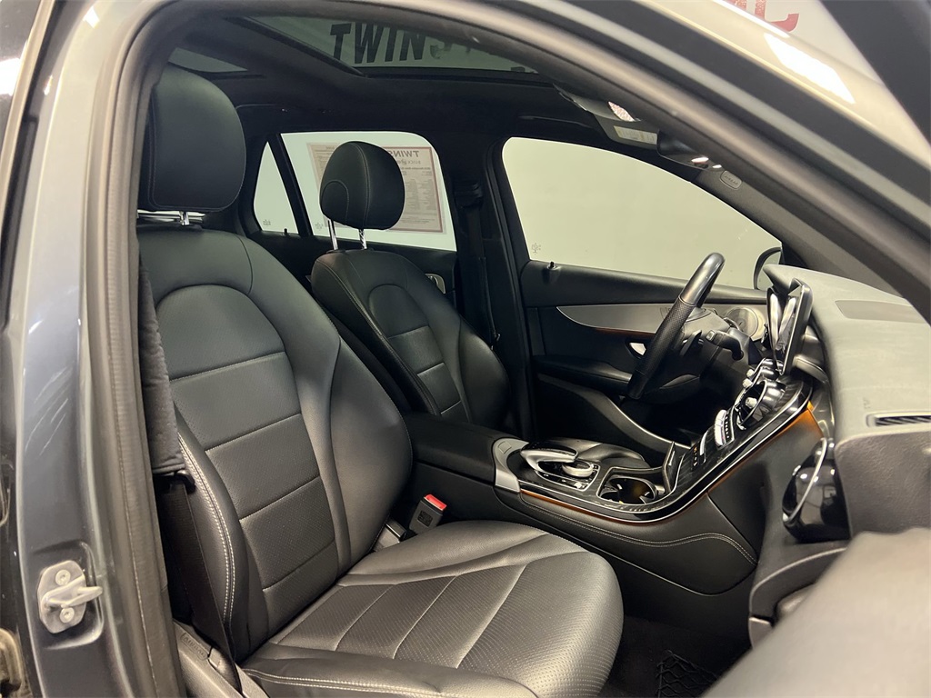 Vehicle image 26 of 33