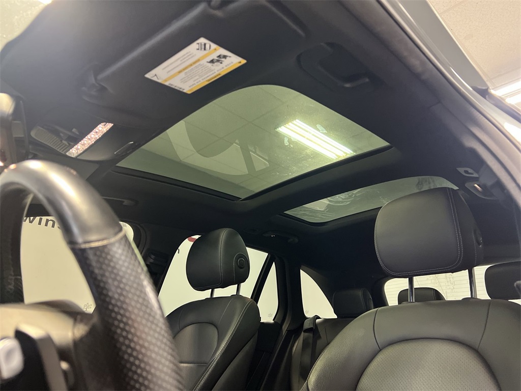 Vehicle image 18 of 33