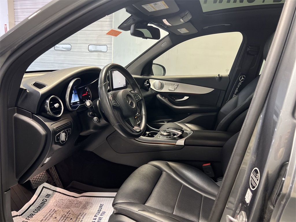 Vehicle image 10 of 33
