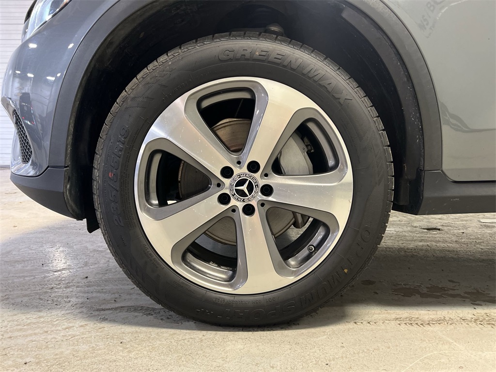 Vehicle image 31 of 33