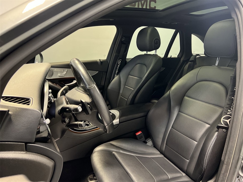 Vehicle image 19 of 33