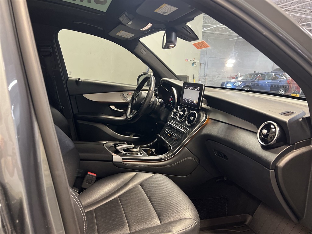 Vehicle image 27 of 33