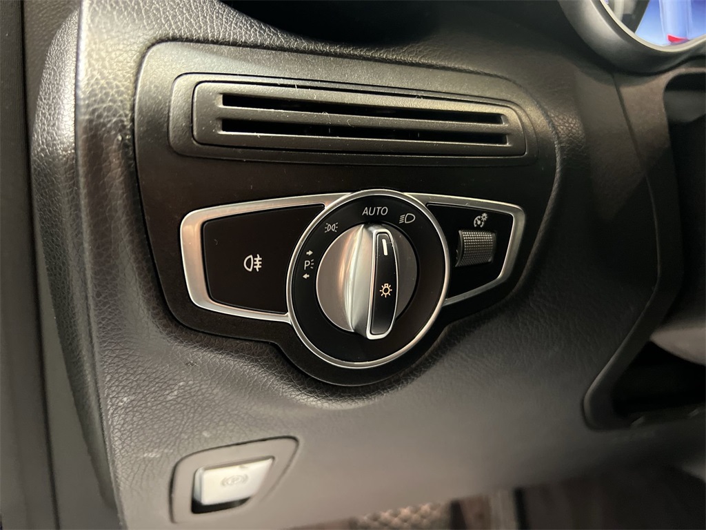 Vehicle image 17 of 33