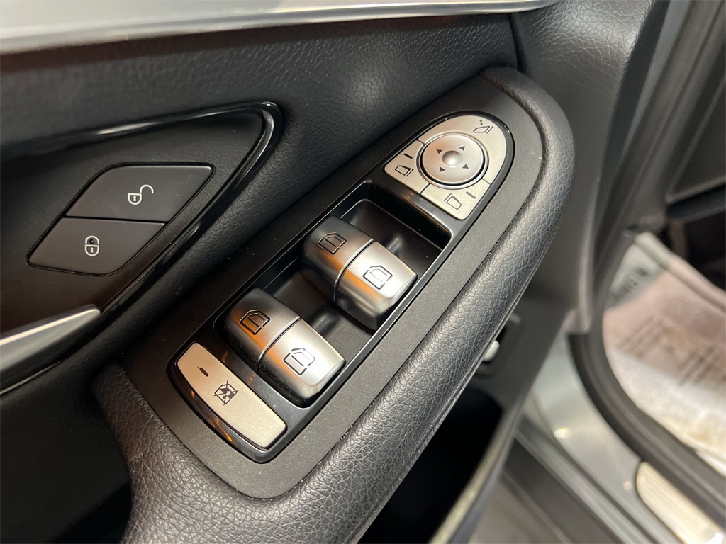 Vehicle image 22 of 33