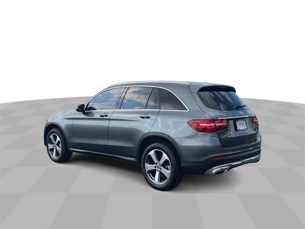 Vehicle image 8 of 33