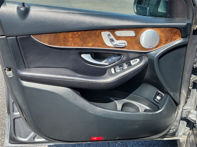 Vehicle image 19 of 25