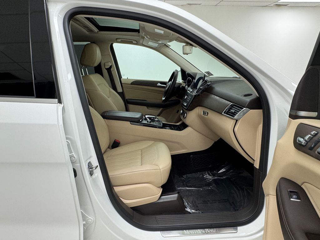 Vehicle image 14 of 43
