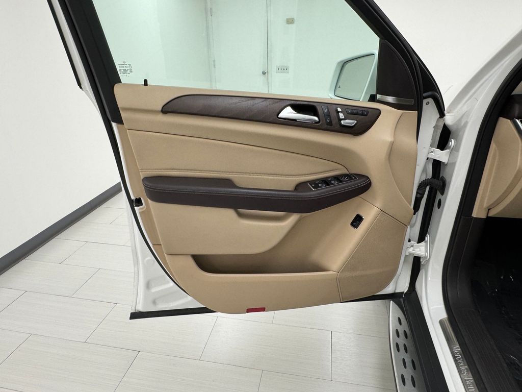 Vehicle image 9 of 43