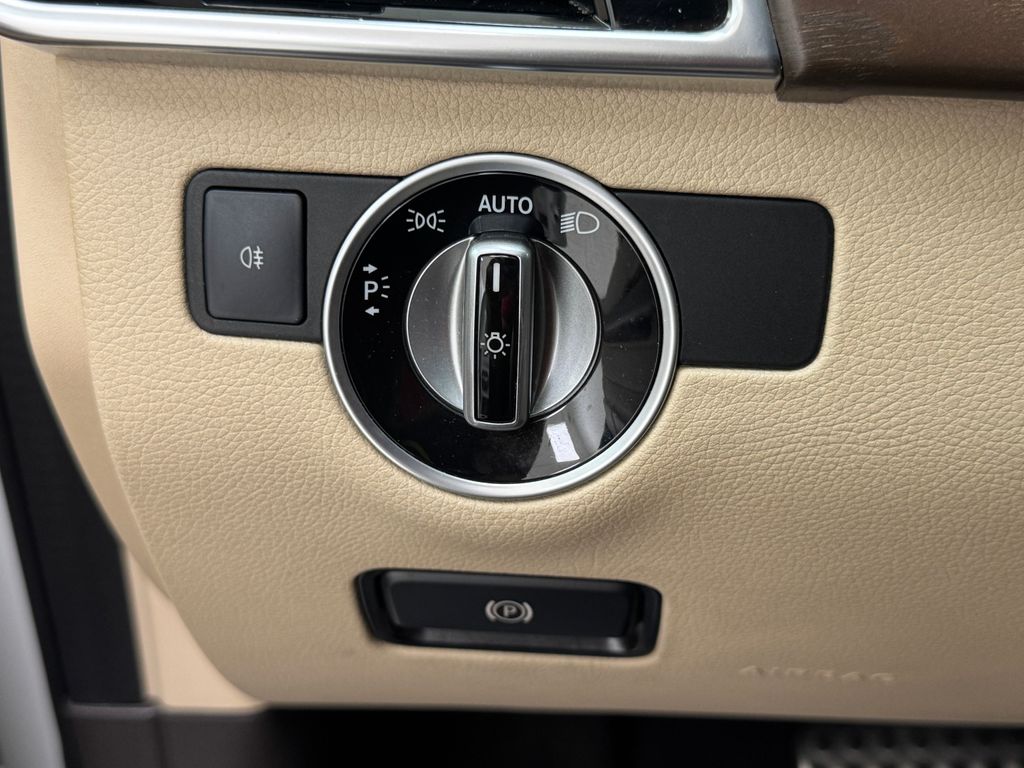 Vehicle image 27 of 43