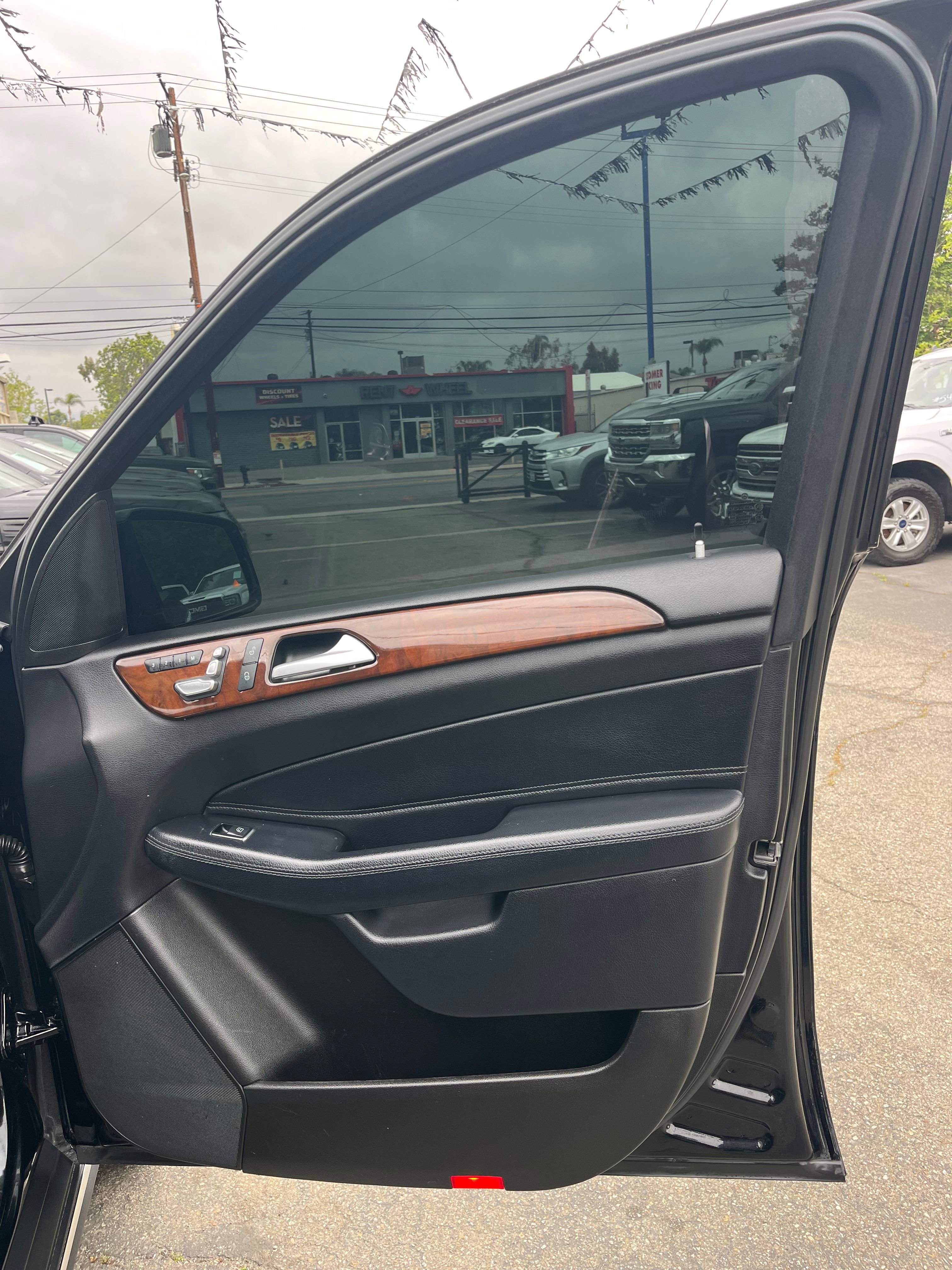 Vehicle image 28 of 99