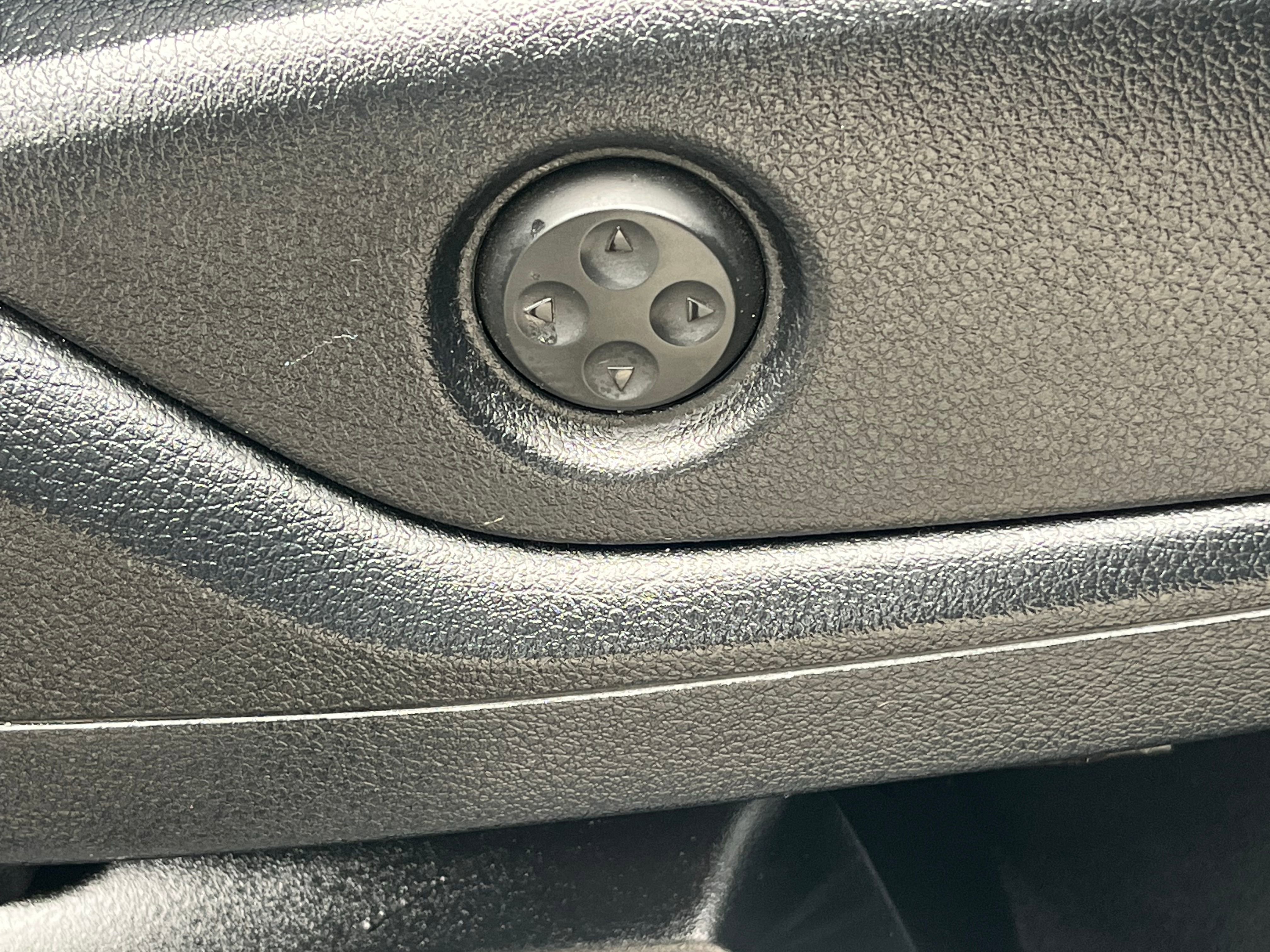 Vehicle image 40 of 99