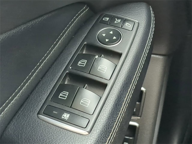 Vehicle image 26 of 32