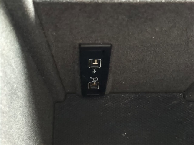 Vehicle image 24 of 32