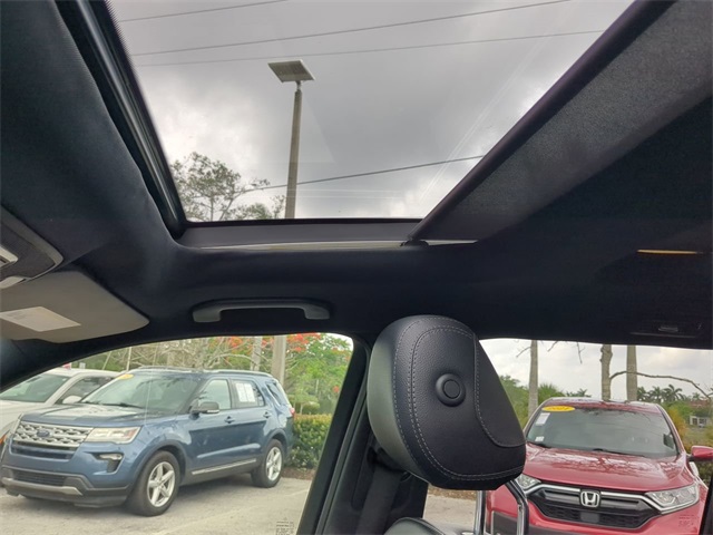 Vehicle image 21 of 32