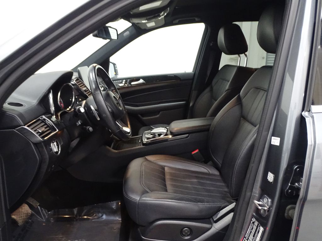 Vehicle image 10 of 44