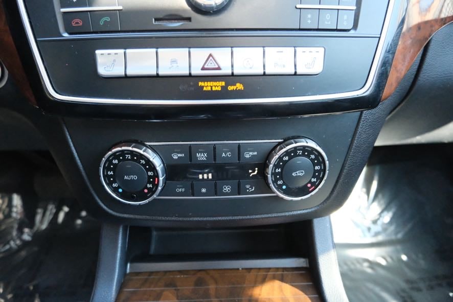 Vehicle image 33 of 49