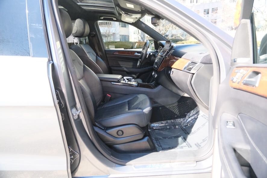 Vehicle image 37 of 49