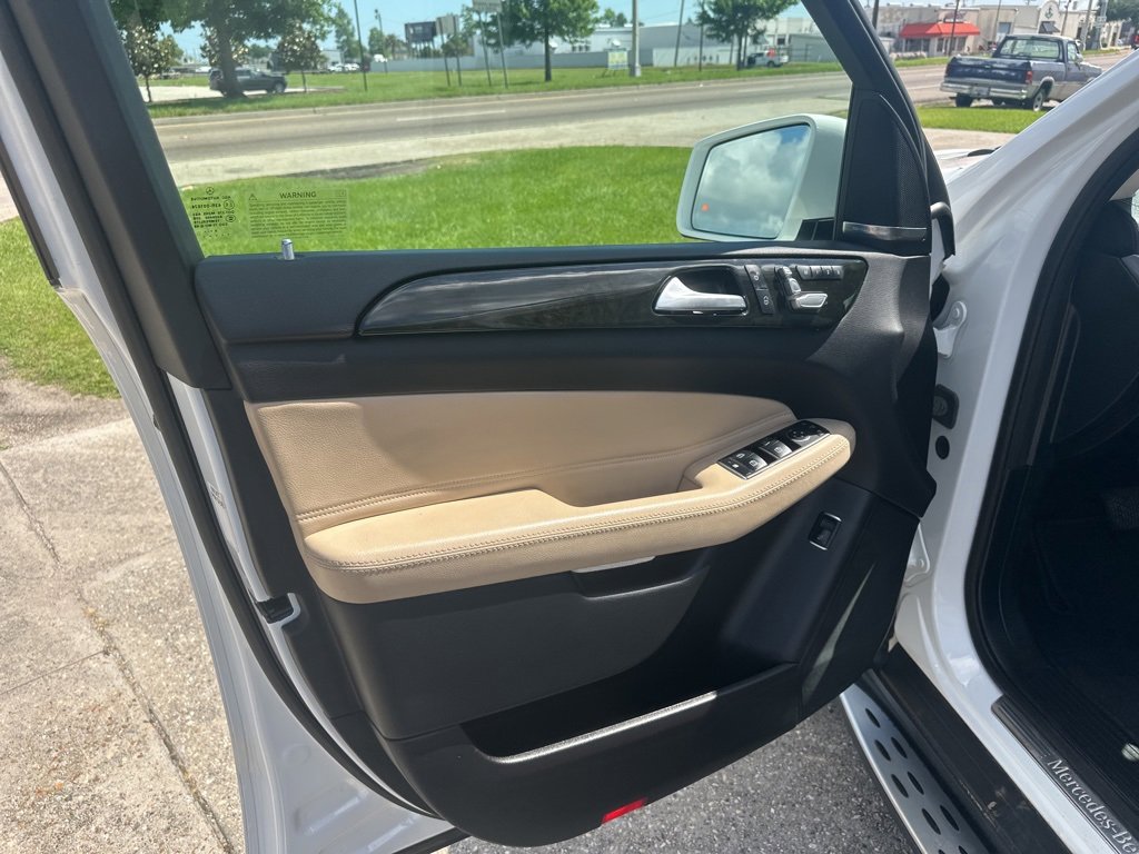 Vehicle image 8 of 24