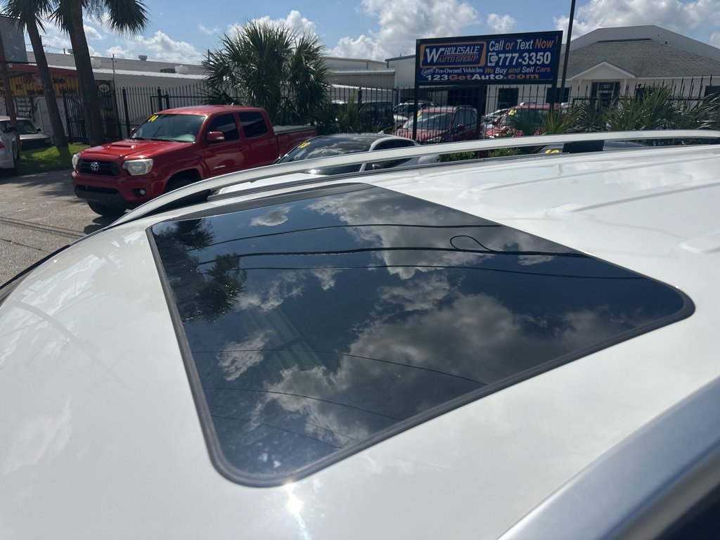 Vehicle image 21 of 24