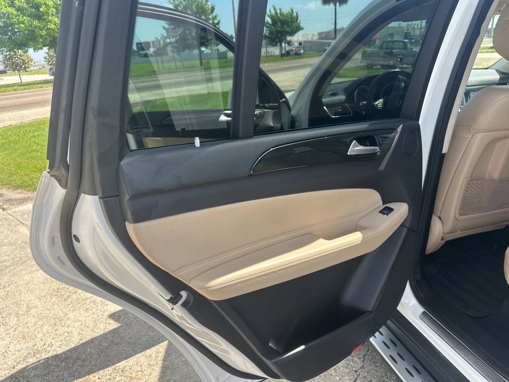 Vehicle image 10 of 24