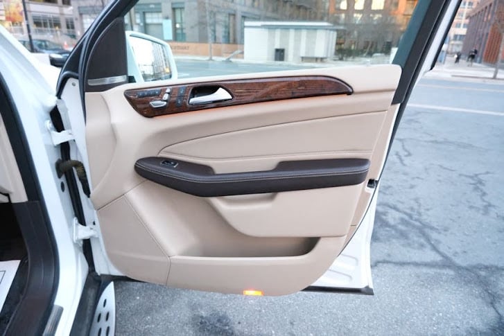 Vehicle image 37 of 47
