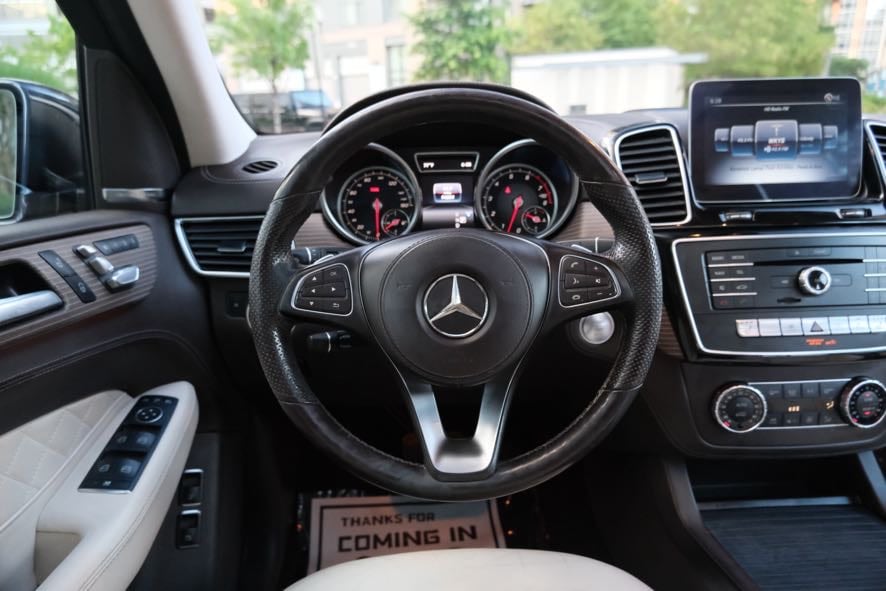 Vehicle image 33 of 46