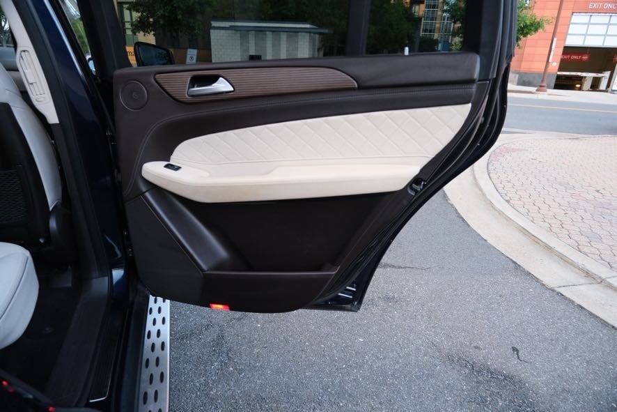 Vehicle image 25 of 46