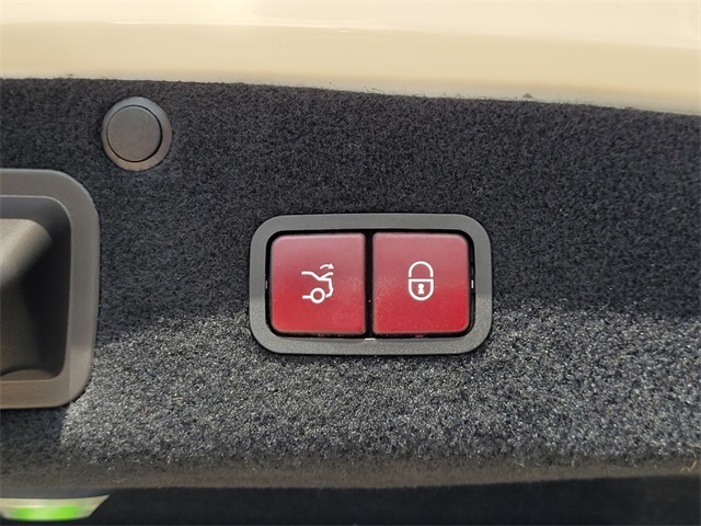 Vehicle image 32 of 43