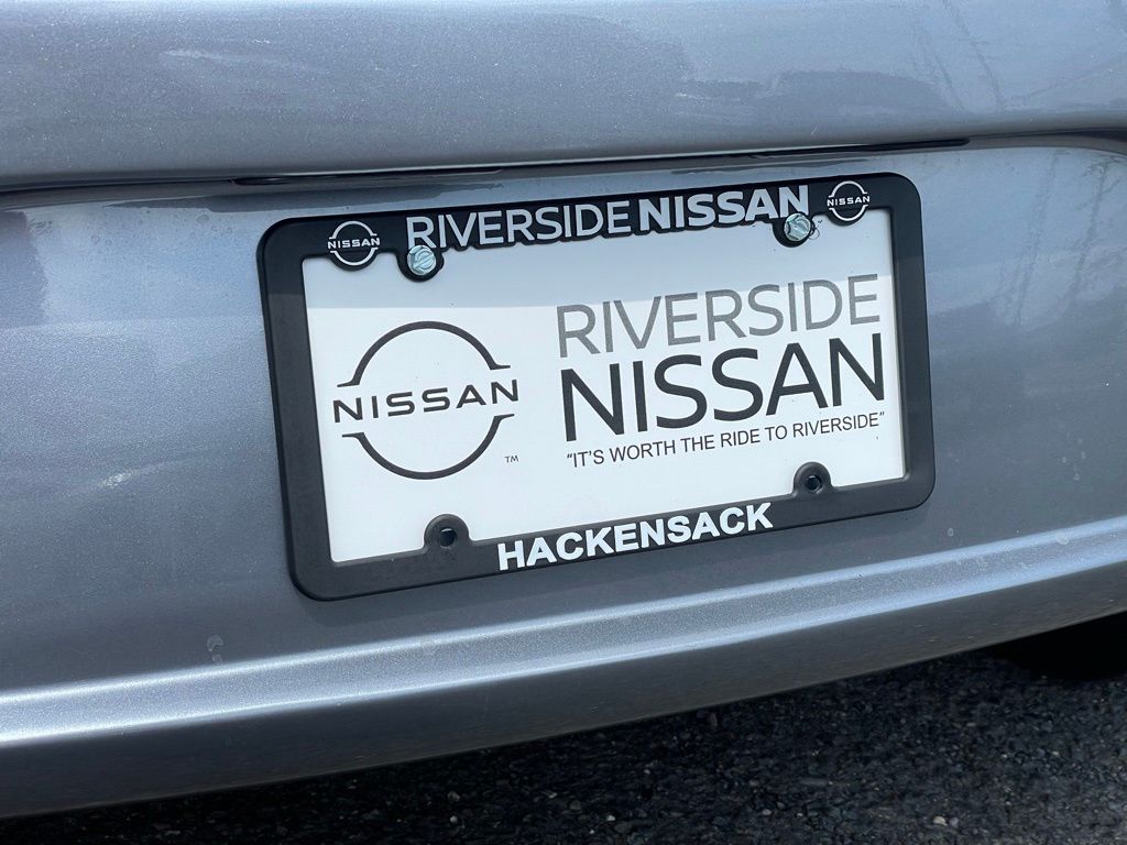 Vehicle image 24 of 32