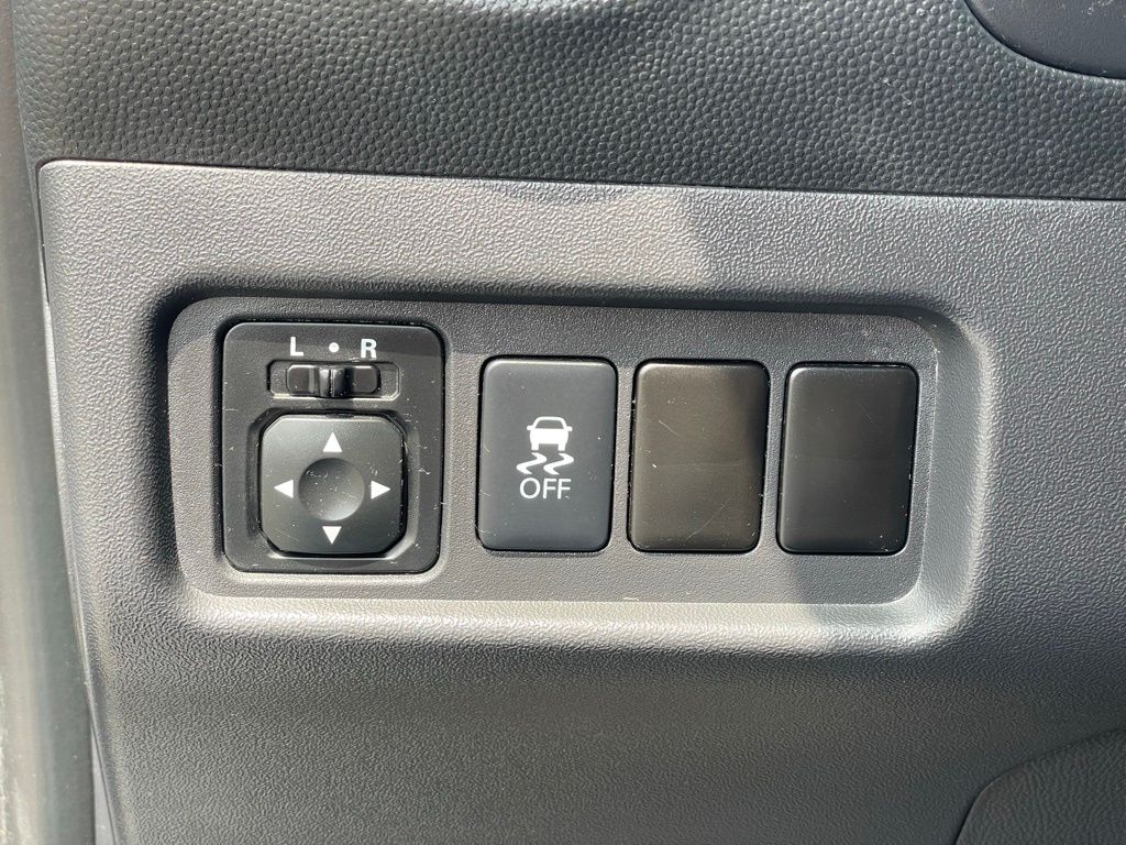 Vehicle image 13 of 32