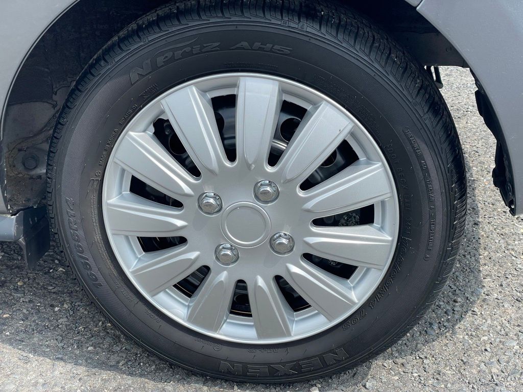 Vehicle image 26 of 32