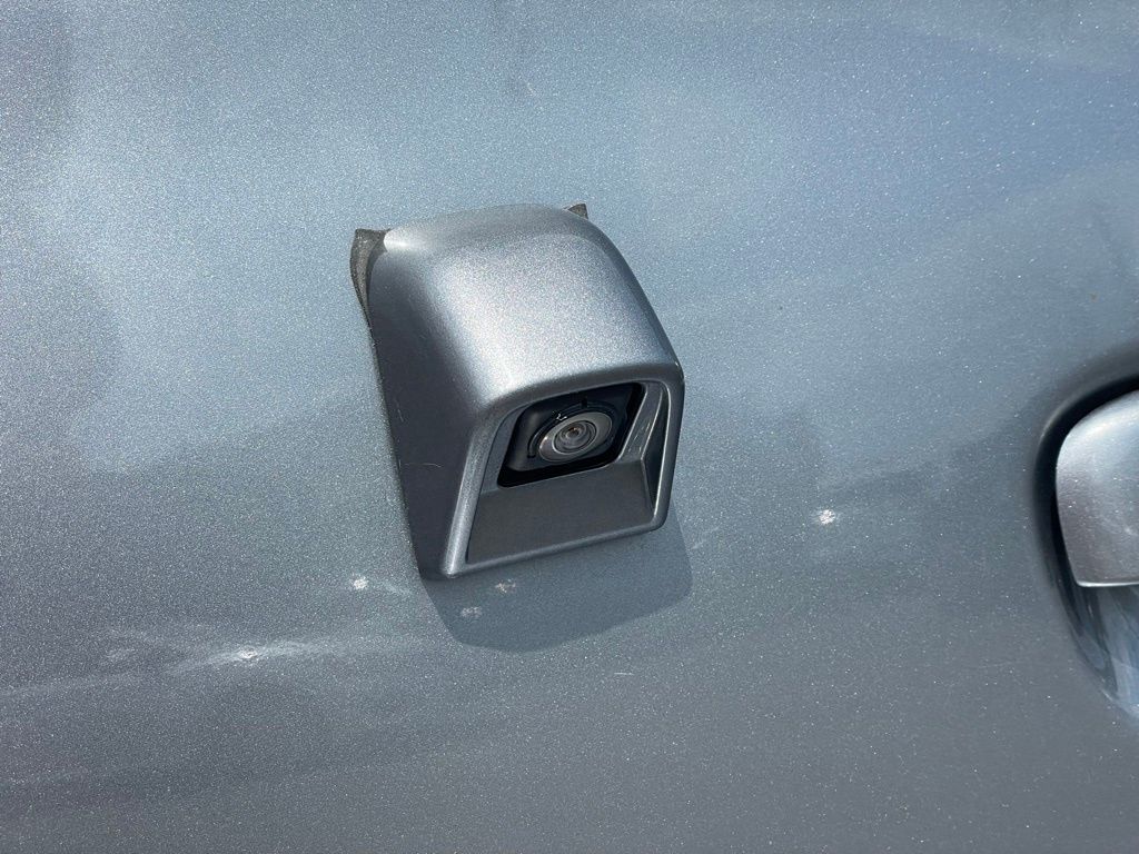 Vehicle image 28 of 32