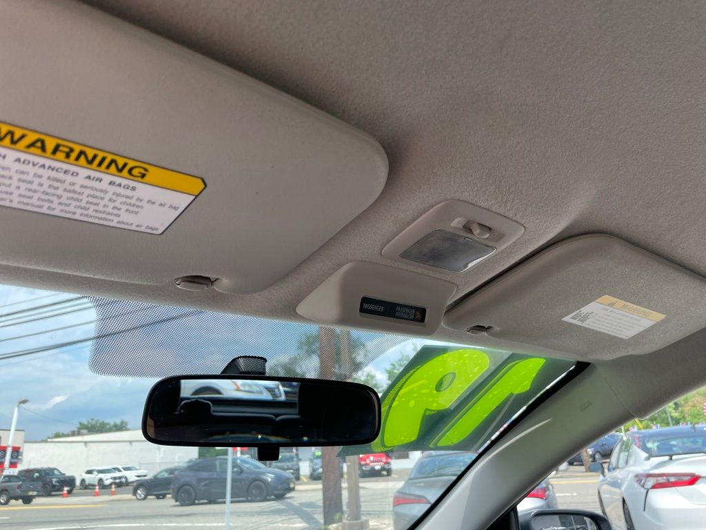Vehicle image 21 of 32