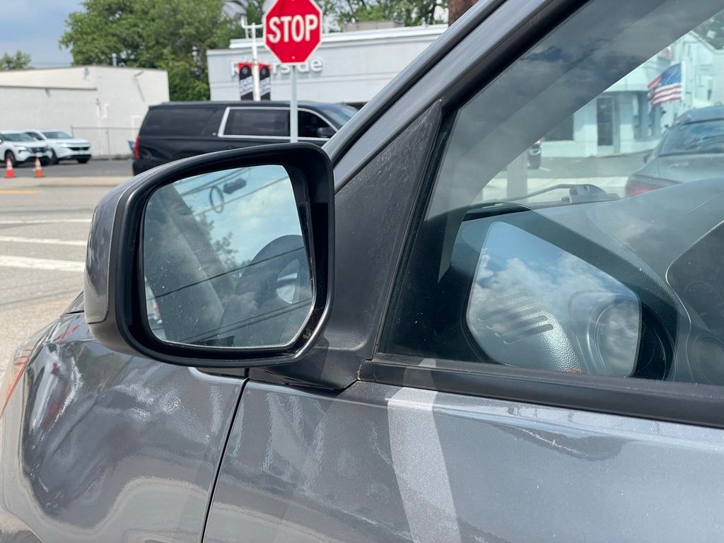 Vehicle image 23 of 32