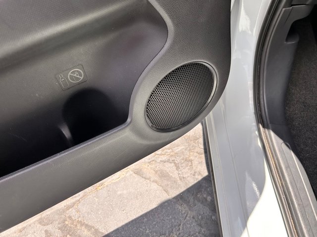 Vehicle image 26 of 32