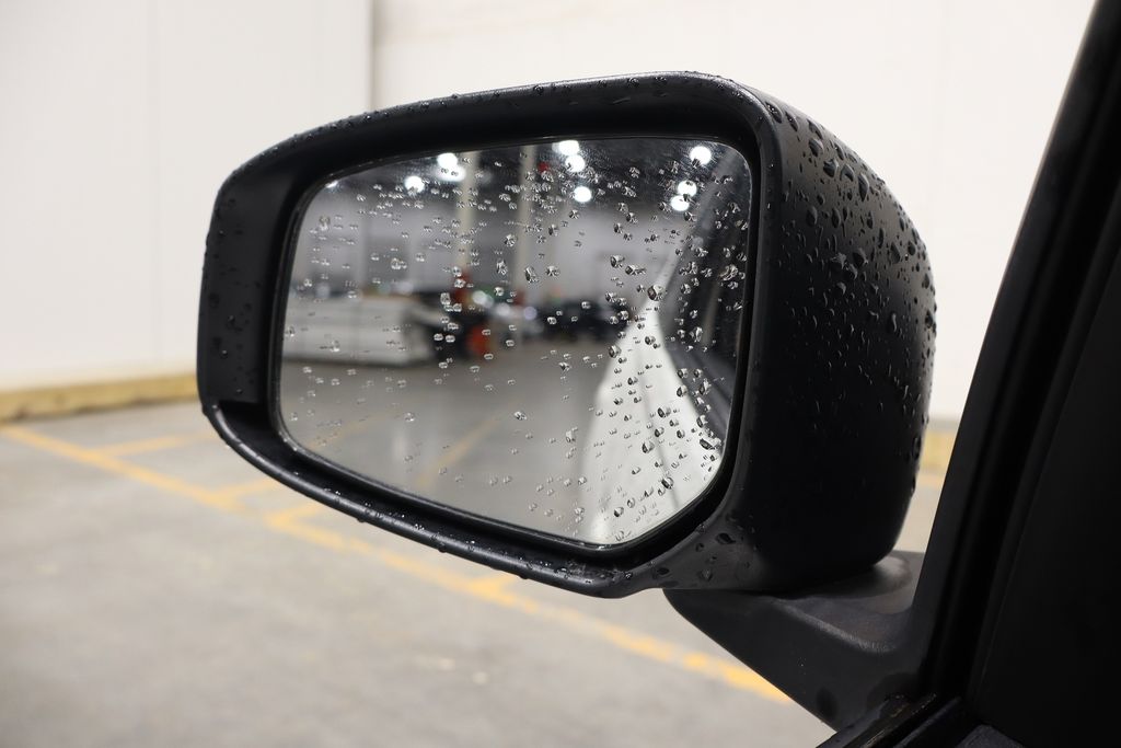 Vehicle image 27 of 34