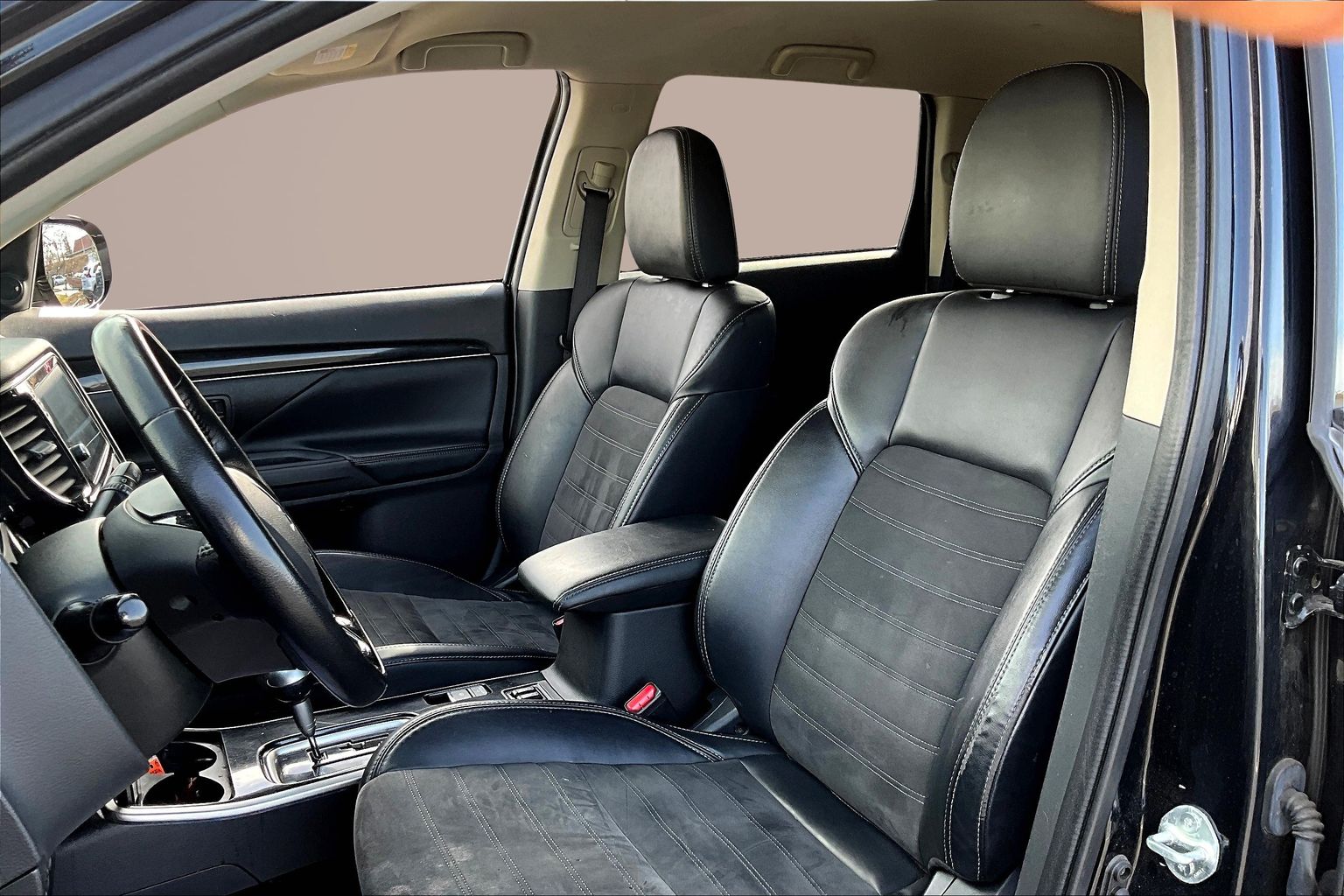 2019 Mitsubishi Outlander Image 12 of 32