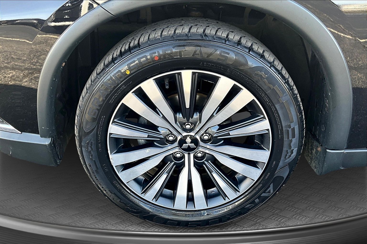 2019 Mitsubishi Outlander Image 7 of 32