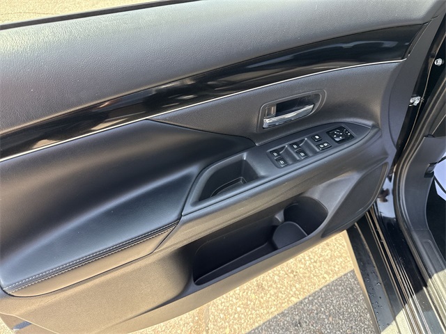 Vehicle image 21 of 33