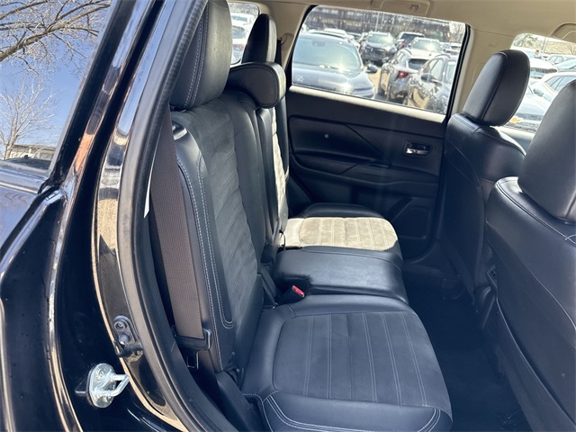Vehicle image 25 of 33