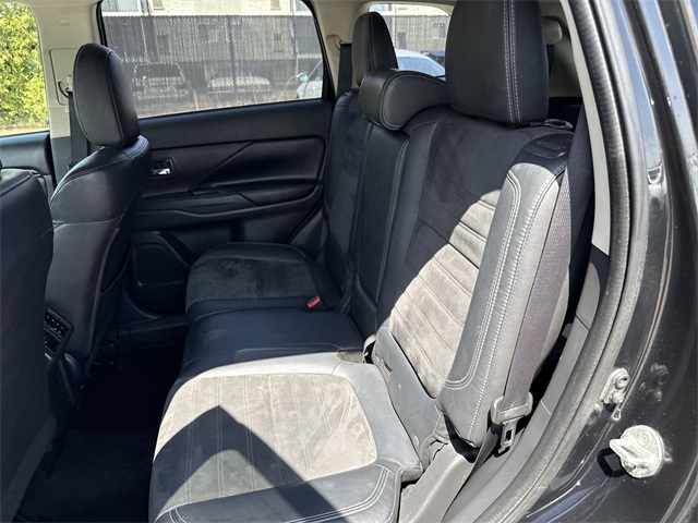 Vehicle image 23 of 33