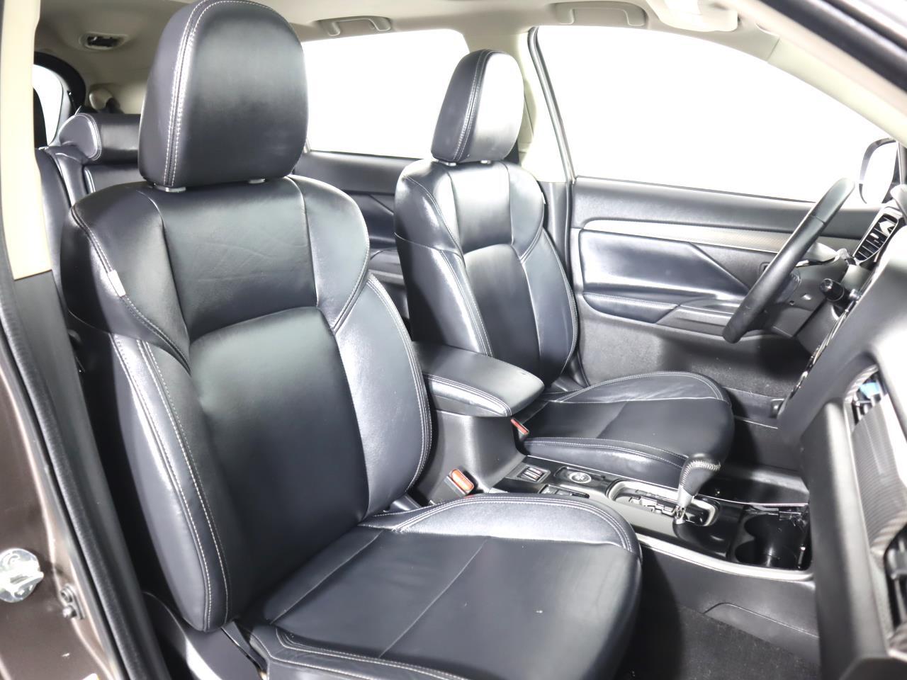 Vehicle image 41 of 45