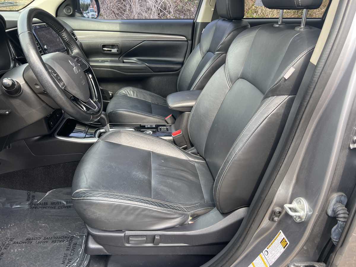 Vehicle image 13 of 18