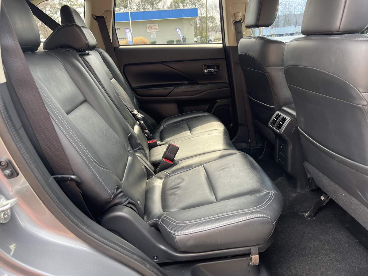 Vehicle image 15 of 18