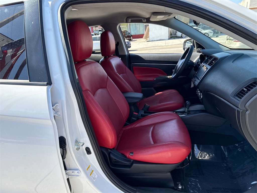 Vehicle image 33 of 35