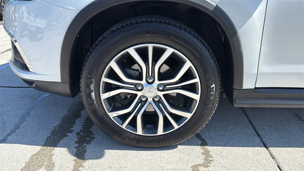 Vehicle image 11 of 35