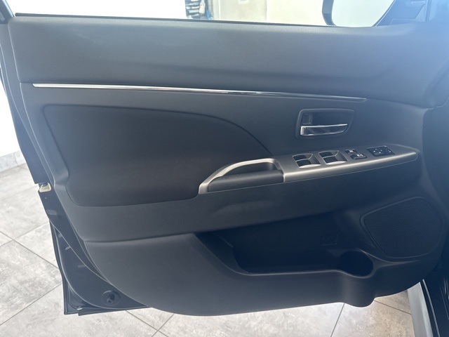 Vehicle image 23 of 32