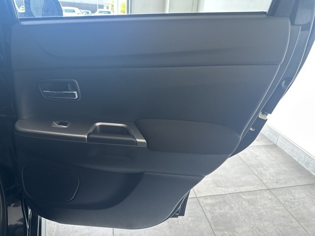 Vehicle image 26 of 32