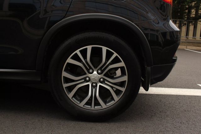 Vehicle image 11 of 41